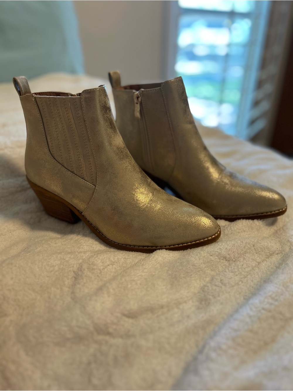 BOUTIQUE by Corkys NWOT ankle boots - Picture 2 of 4